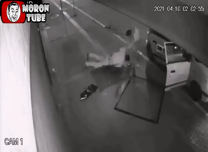 Video :Karma ruthlessly punishes a thief